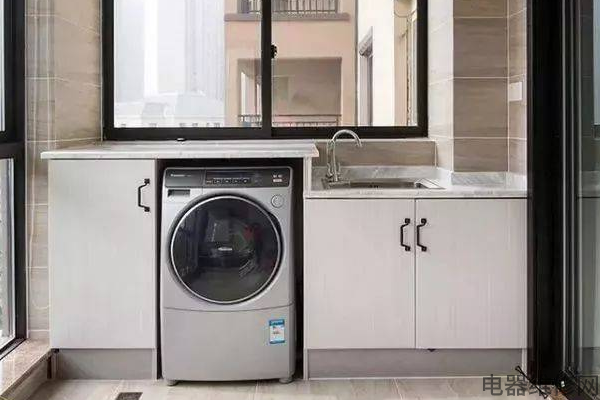 美的滚筒洗衣机进水完不洗衣服就排水？